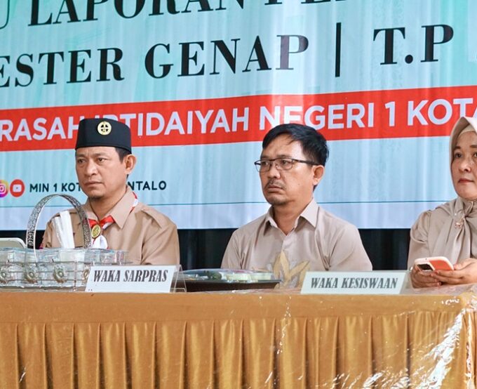 PENYERAHAN BUKU LAPORAN PENDIDIKAN DI MIN 1 KOTA GORONTALO BERLANGSUNG MERIAH
