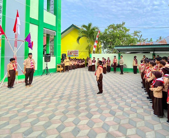 MIN 1 KOTA GORONTALO RAYAKAN KEMERDEKAAN RI KE-80 DENGAN SEMANGAT PRAMUKA!