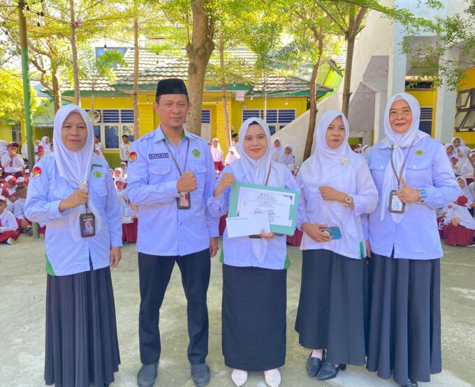 Penghargaan Madrasah Kepada Pendidik dan Murid Berprestasi Penghargaan Madrasah Kepada Pendidik dan Murid Berprestasi